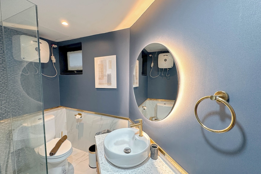 Modern Look With Wooden Accent 3Br At Kondominium Puncak Marina Apartment