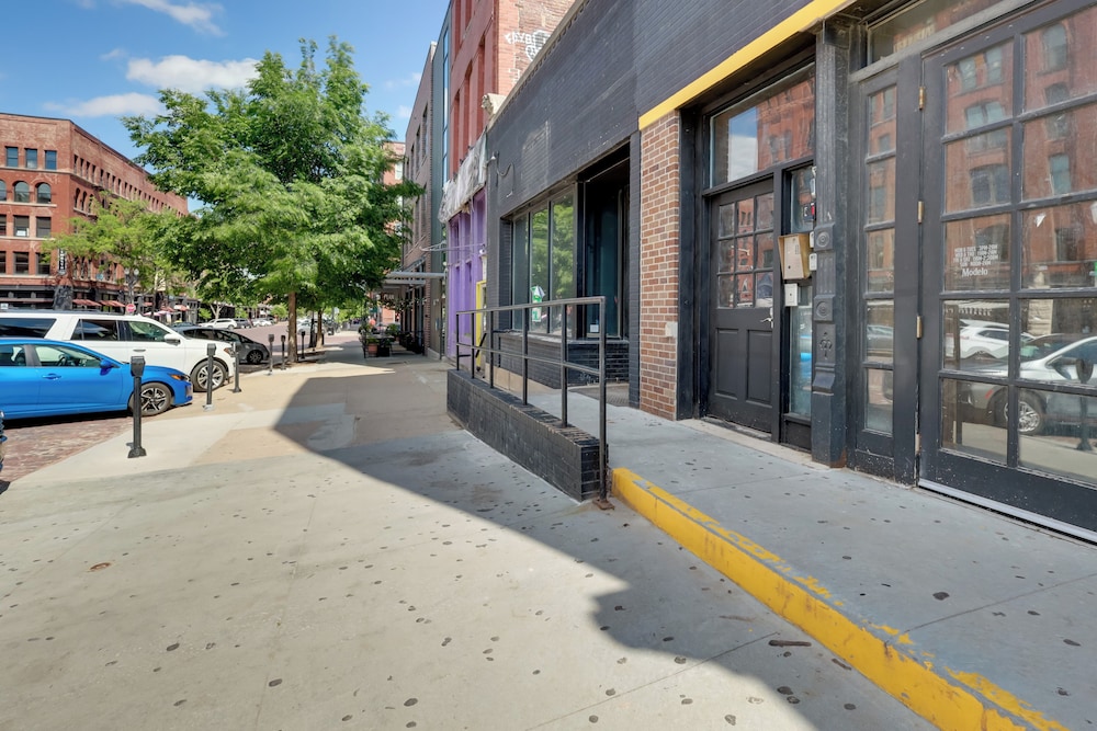 Prime Old Market Location: Walkable Omaha Condo!