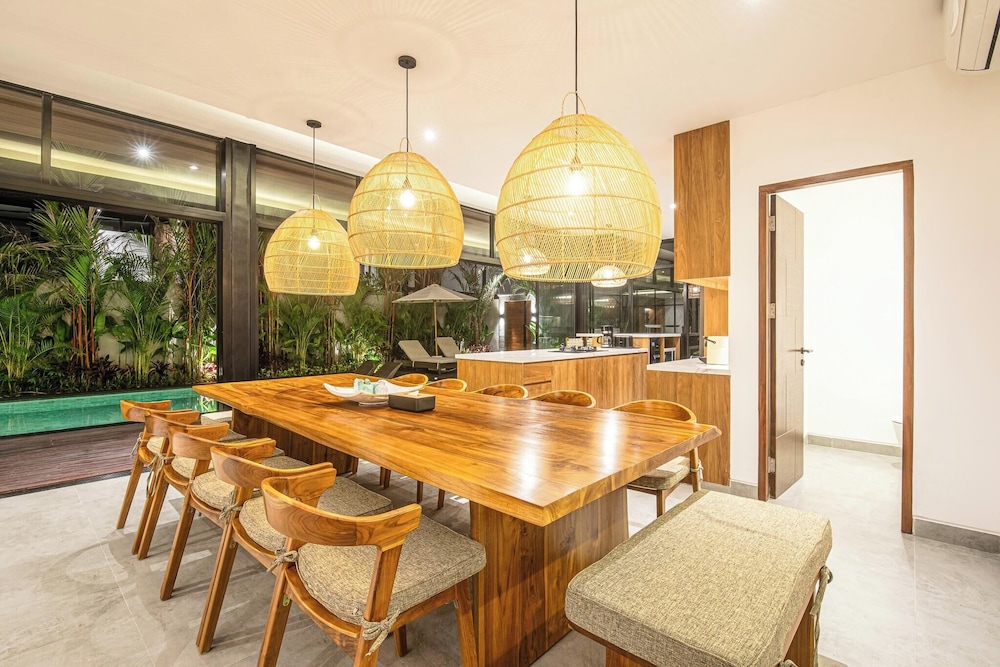 Elegant 6BR Canggu Villa Steps From the Ocean