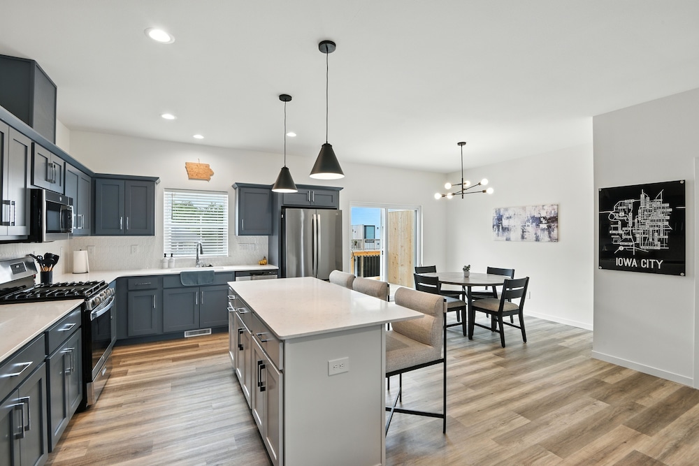 Modern Townhome Retreat In Prime Location 3 Bedroom Townhouse