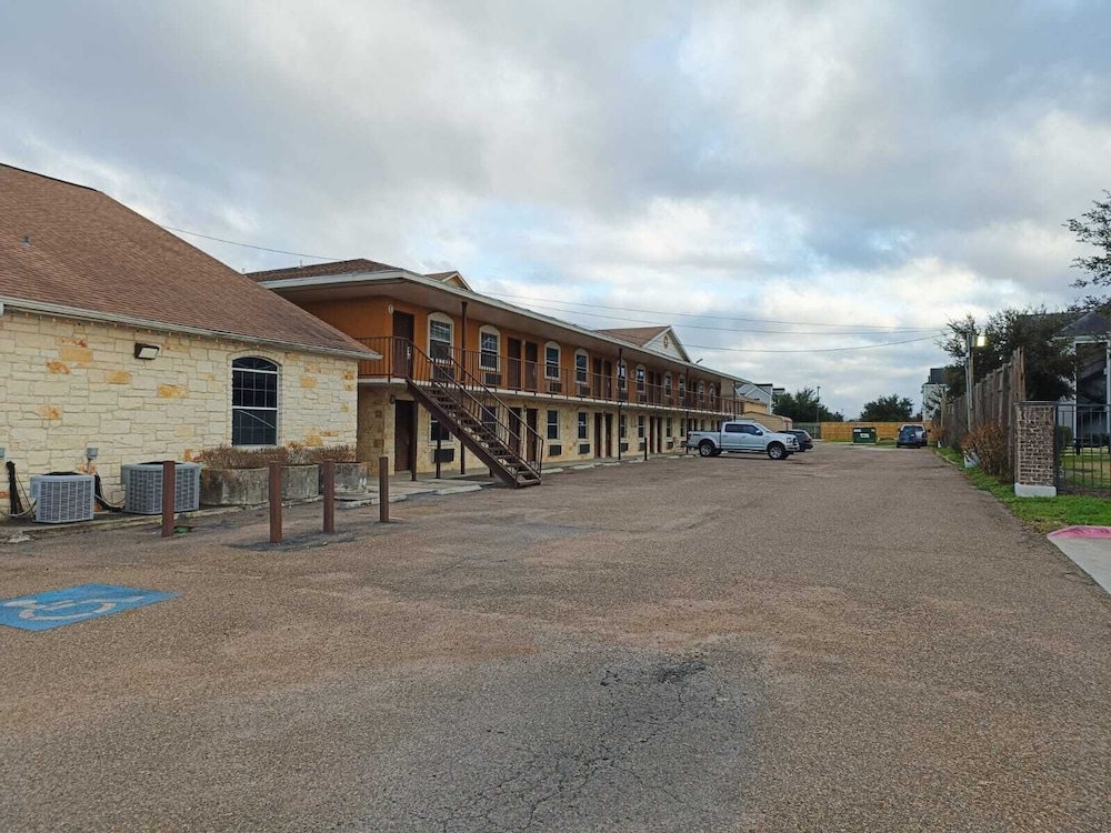 American Inn & Suites By Capital O Victoria US-59