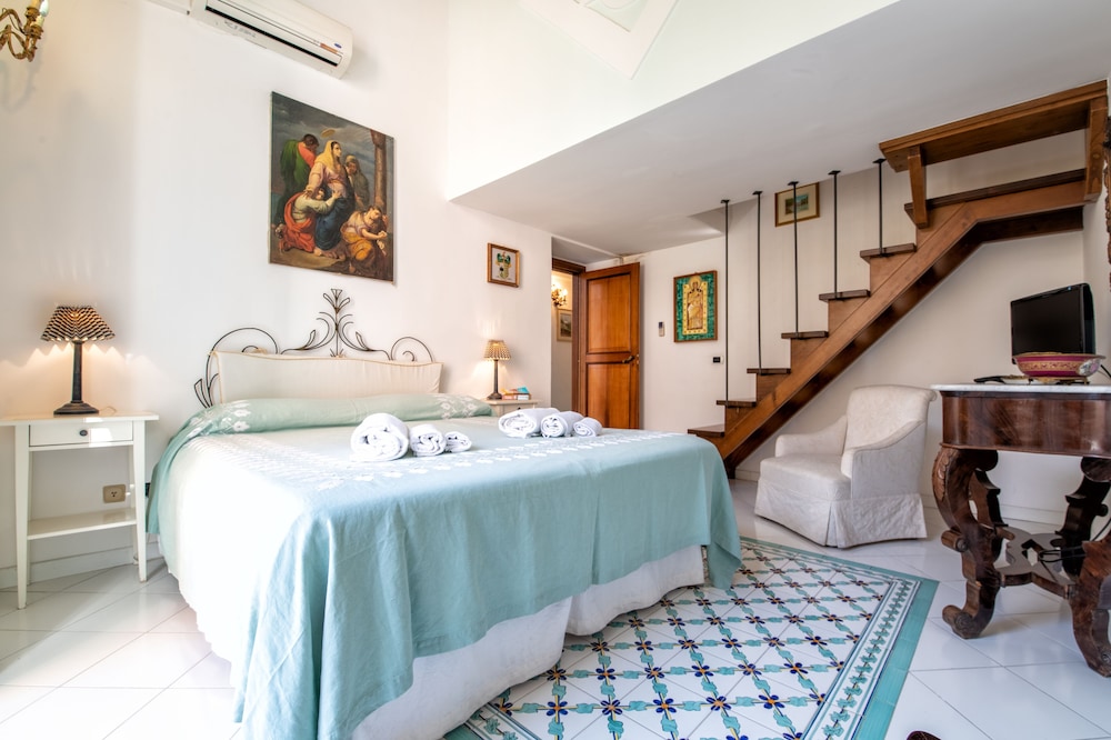 Upscale Central Amalfi Apartment In 19th-century Building photo 4
