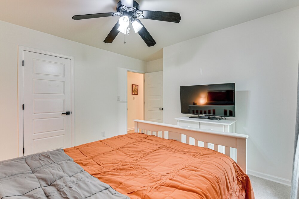 10 Mi to Uptown Charlotte: Family Home w/ Backyard