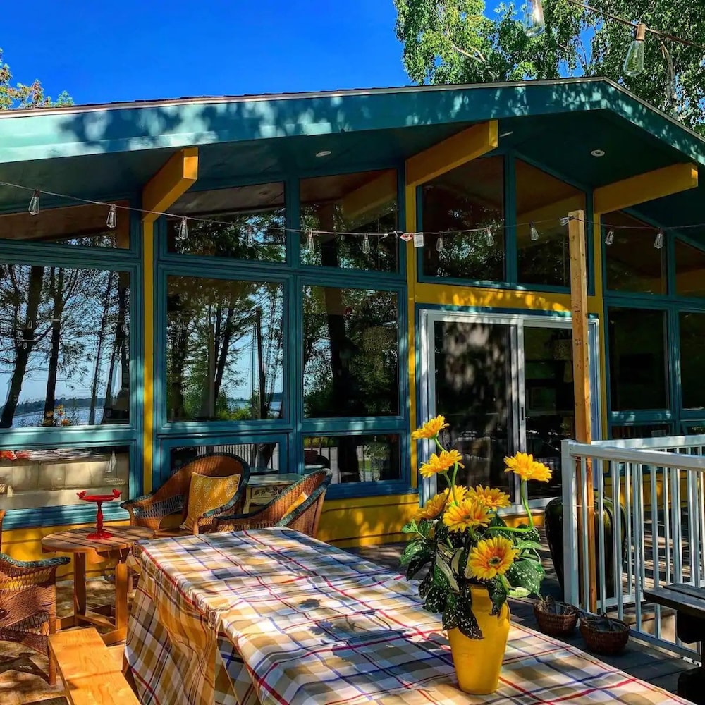 Bright Spacious Chalet on Lake Huron - Private