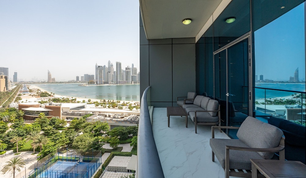 Modish Palm 3BR w Private Balcony Beach Access