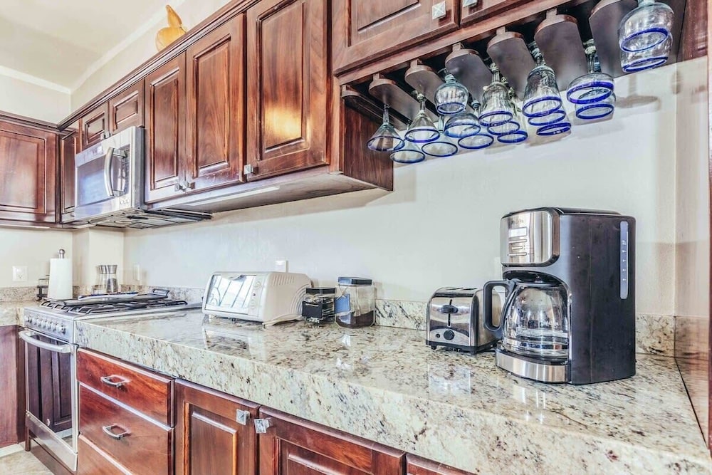 Ocean View 2Br Condo-balcony-beach-pool - 805