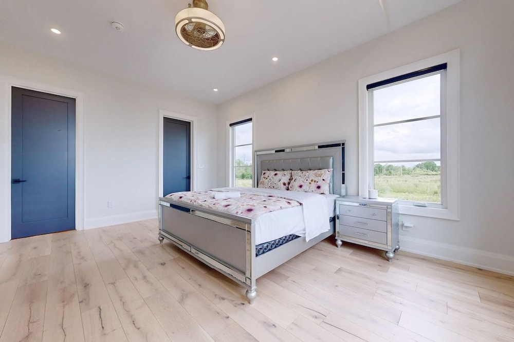 Lucky Mansion Luxury Villa in Fort Erie