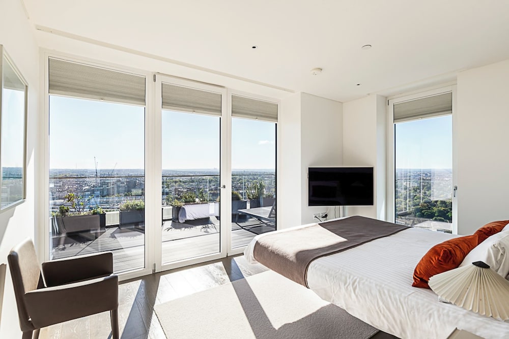 Luxurious 3-bed Sky-high Battersea Gem