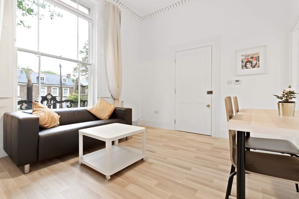 Refined, Light 1 Bed Apt w Balcony in Brixton