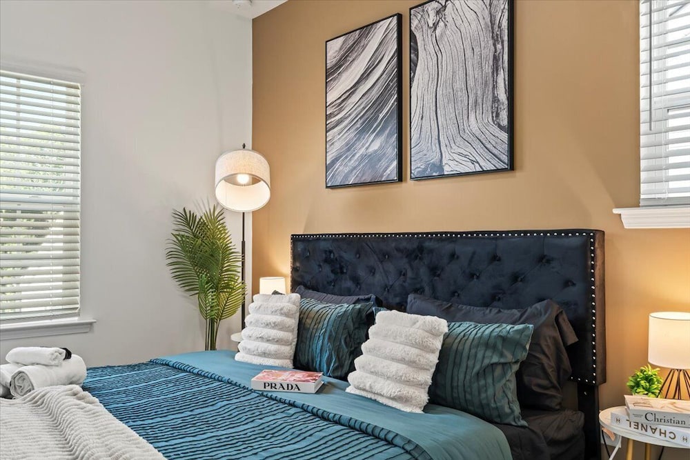 3BR Townhouse Mins to Uptown Charlotte