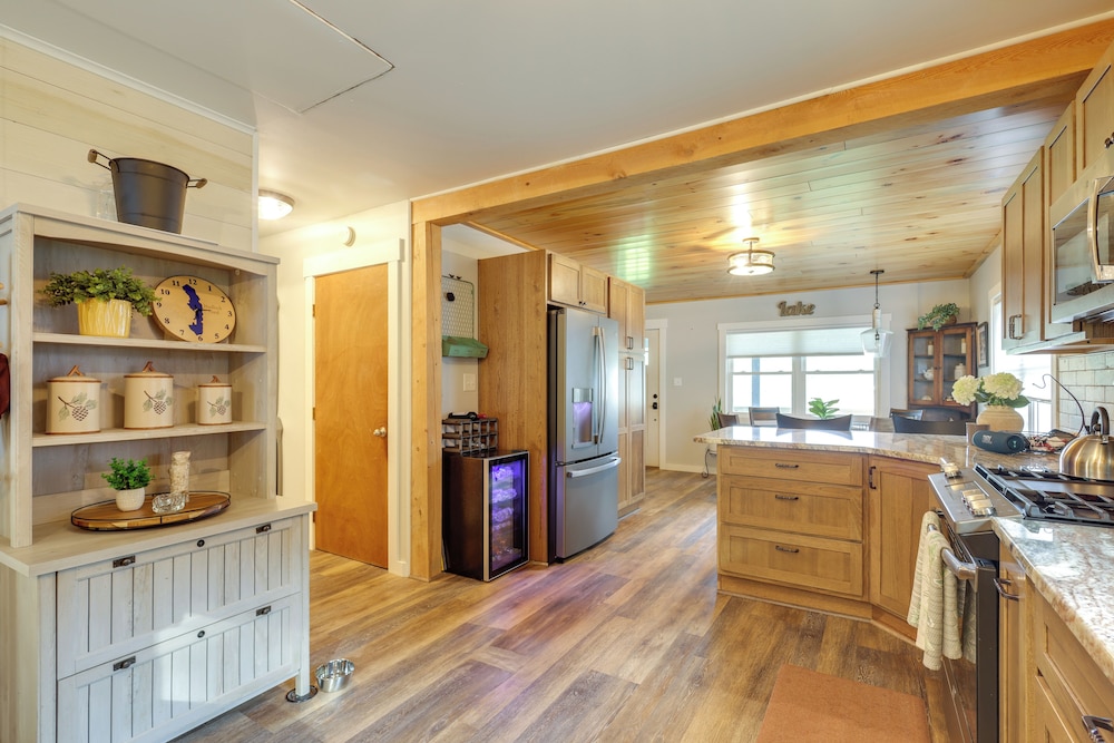 Game Room, Patio & Stunning Views: Lakefront Home!