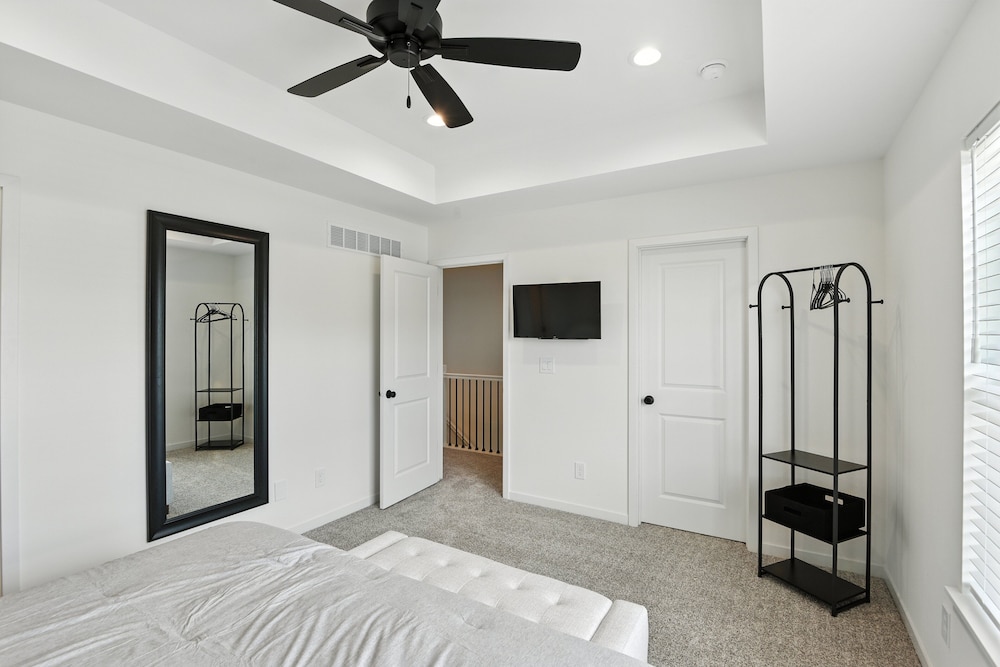 Modern Townhome Retreat In Prime Location 3 Bedroom Townhouse