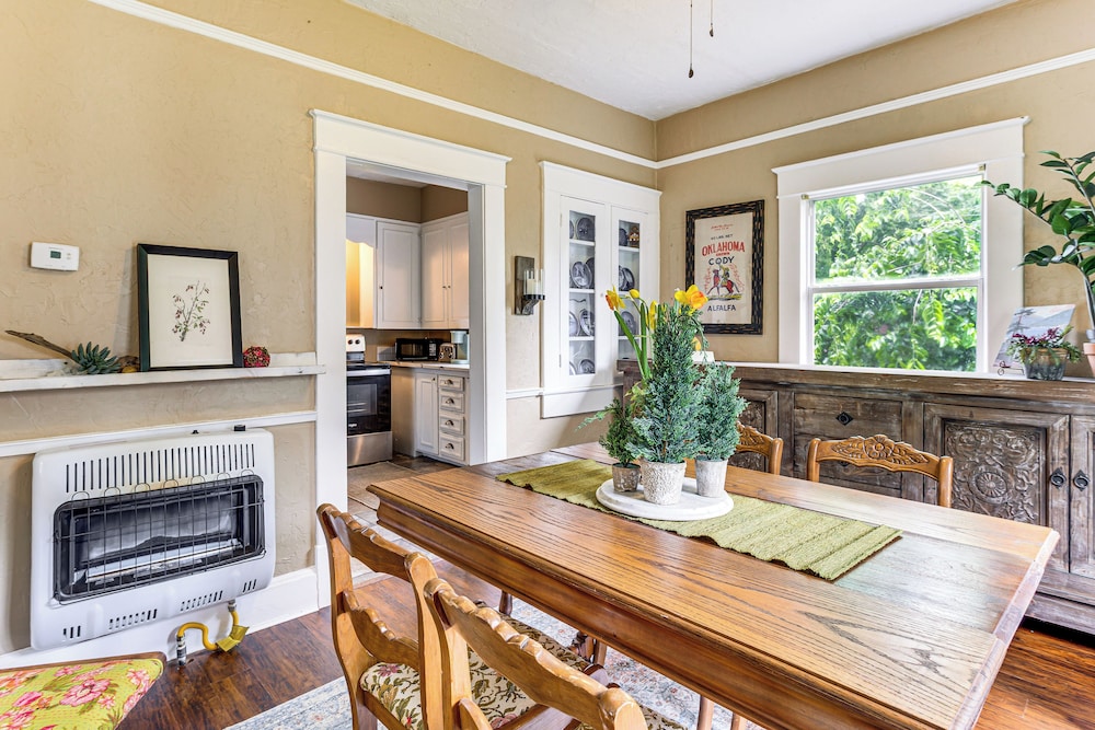 Walk to Downtown: Historic Guthrie Home on Mansur