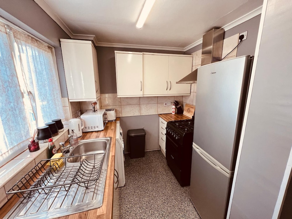 Modern Comfortable Two Bedrooms House DL5 With Garden Parking and Free Wifi