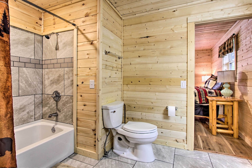 Gatlinburg Cabin: Hot Tub, Deck, Games