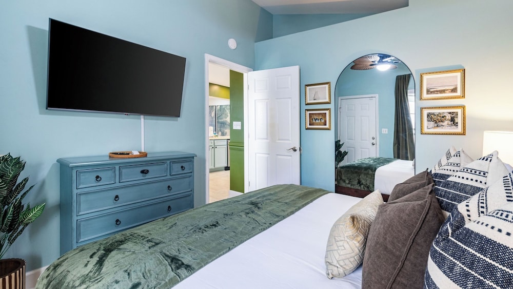PCB Stay w/ Heated Pool, Hot Tub, Bars, Game Room & Quick Walk to Beach The Jade Oasis by Avantstay