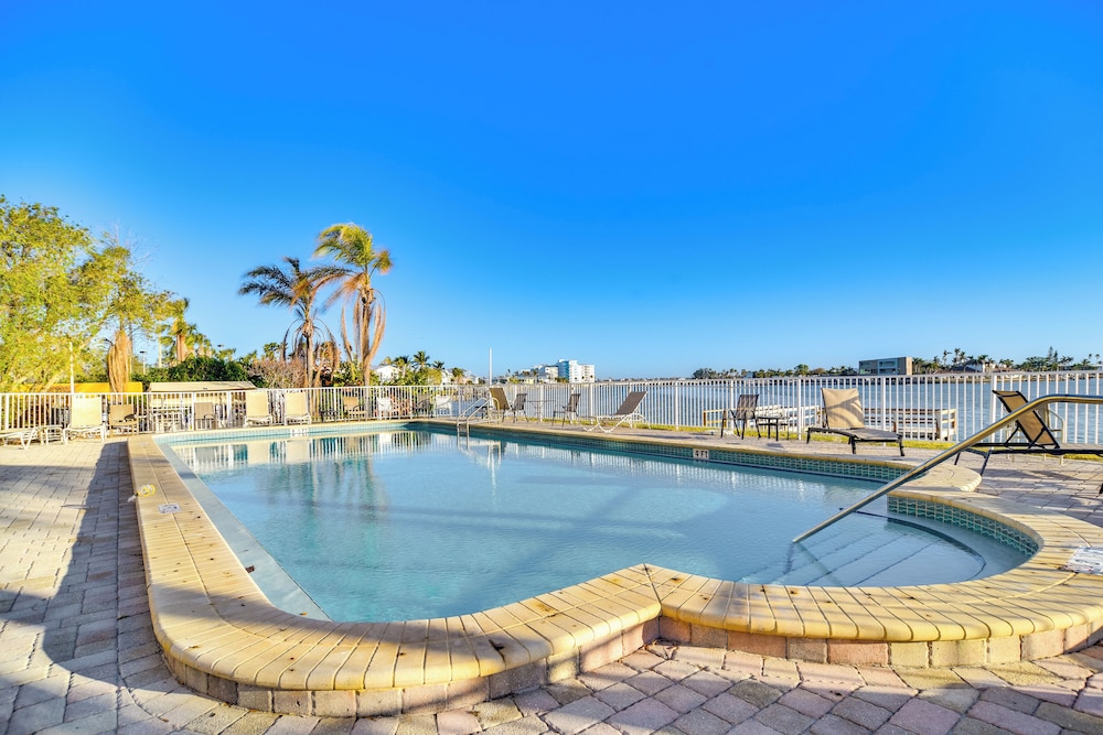 Short Walk to Bay & Ocean: Treasure Island Condo