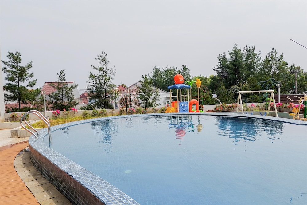 White Tone Studio At Amazana Serpong Apartment