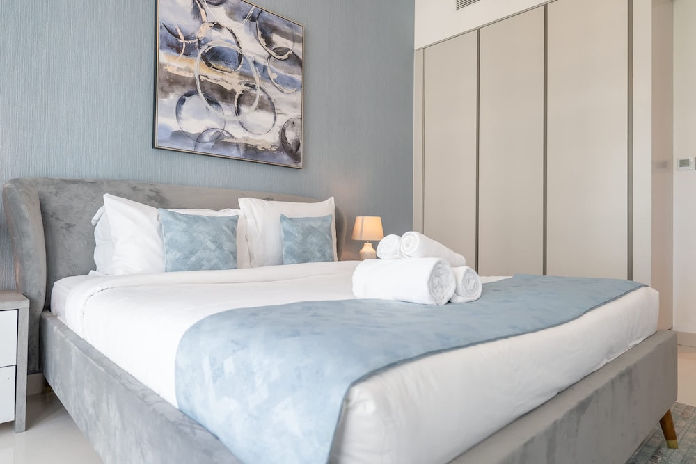 Mesmerizing 2BR in Emaar Beachfront With Sea Views