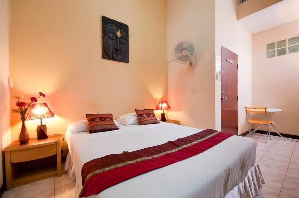 Karon Sunshine Guesthouse & Bar