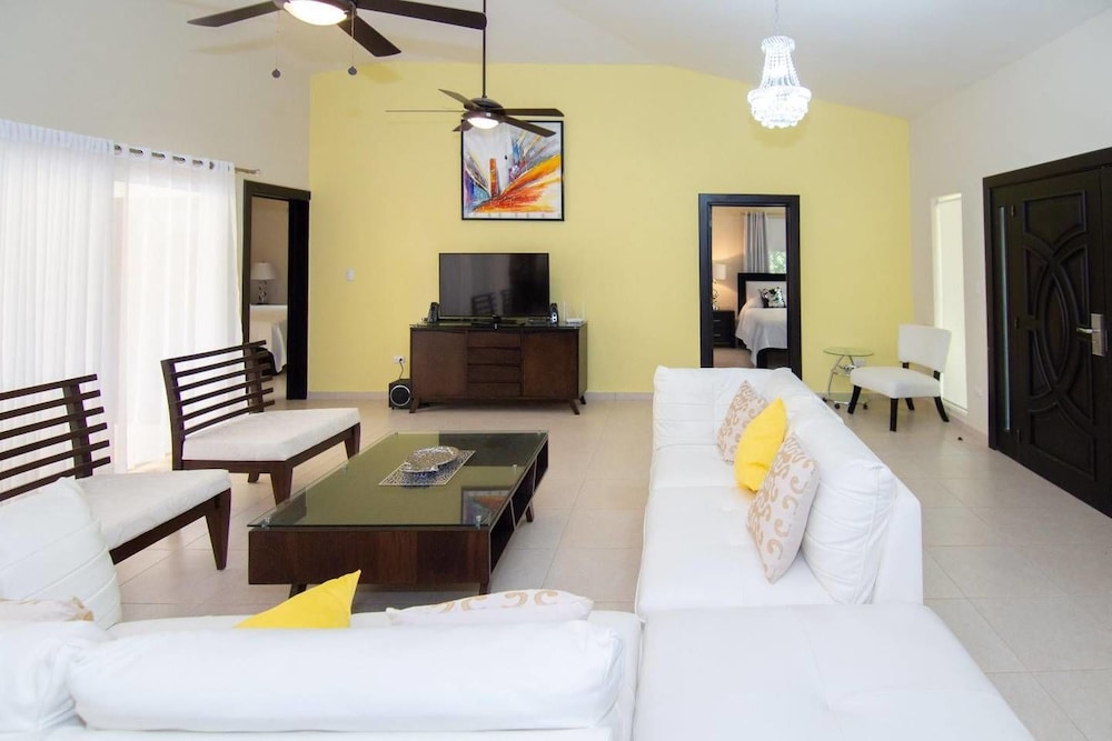 Private and Spacious 5 Bedroom Villa view 3