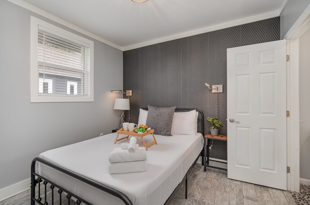 Lucent Pearl - Private Patio - Near Broadway