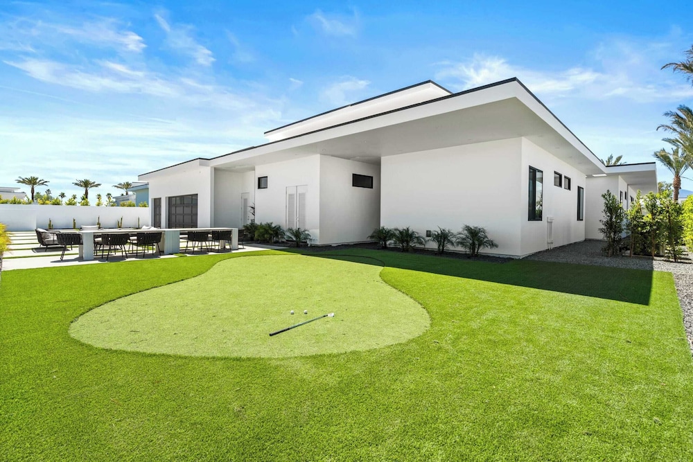 Sleeps 20 Pool, Hot Tub, & Pickleball Stay in Indio Bravo Villa #9