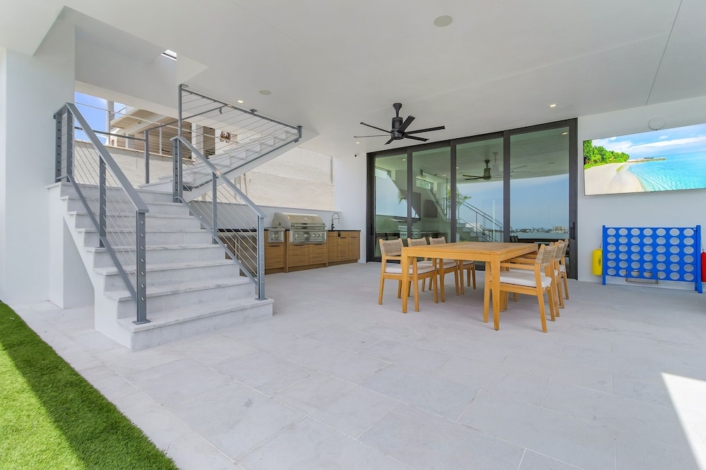 793 Shoreline Estate: 6bd/6br, Luxurious Pool Home On The Water! 6 Bedroom Home