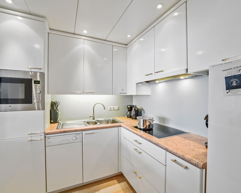 Modern 2-bedroom Flat With sea Views