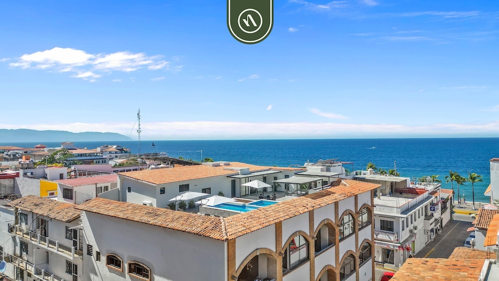 Restored Historic 2 BR Condo in Downtown - Pool