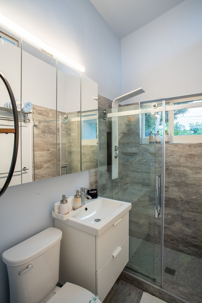 Walk to Wilton Drive - Spacious Quiet Villa 2 HOT TUB