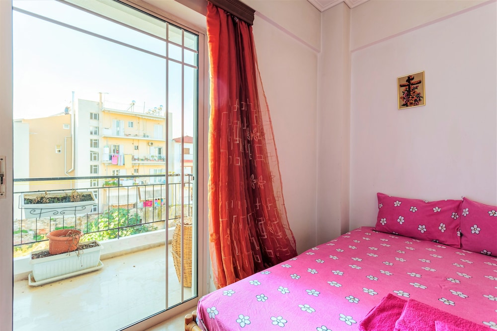 Bright Comfy Flat near Beach & City Center view 3