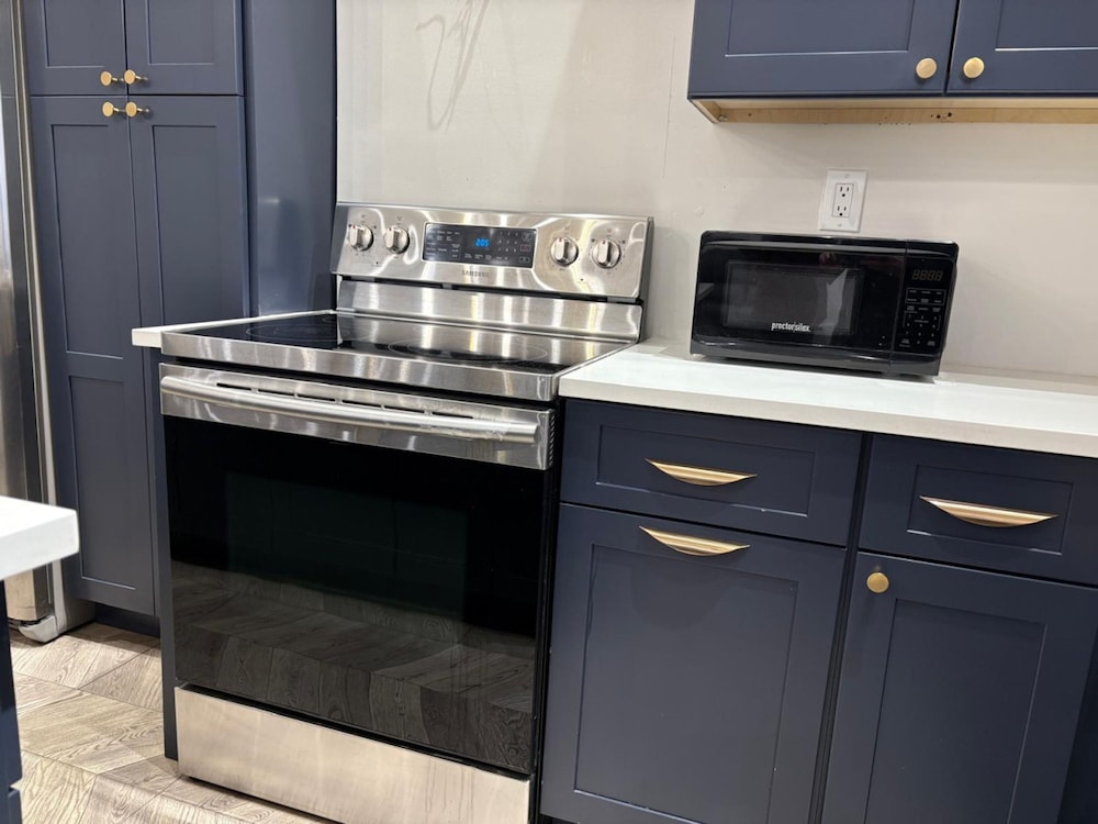 Budget-friendly Home Sleeps 16 Wifi Close to Minyan