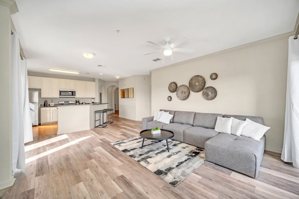 Modern Pet-friendly 2BR Condo6 Mins From Disney