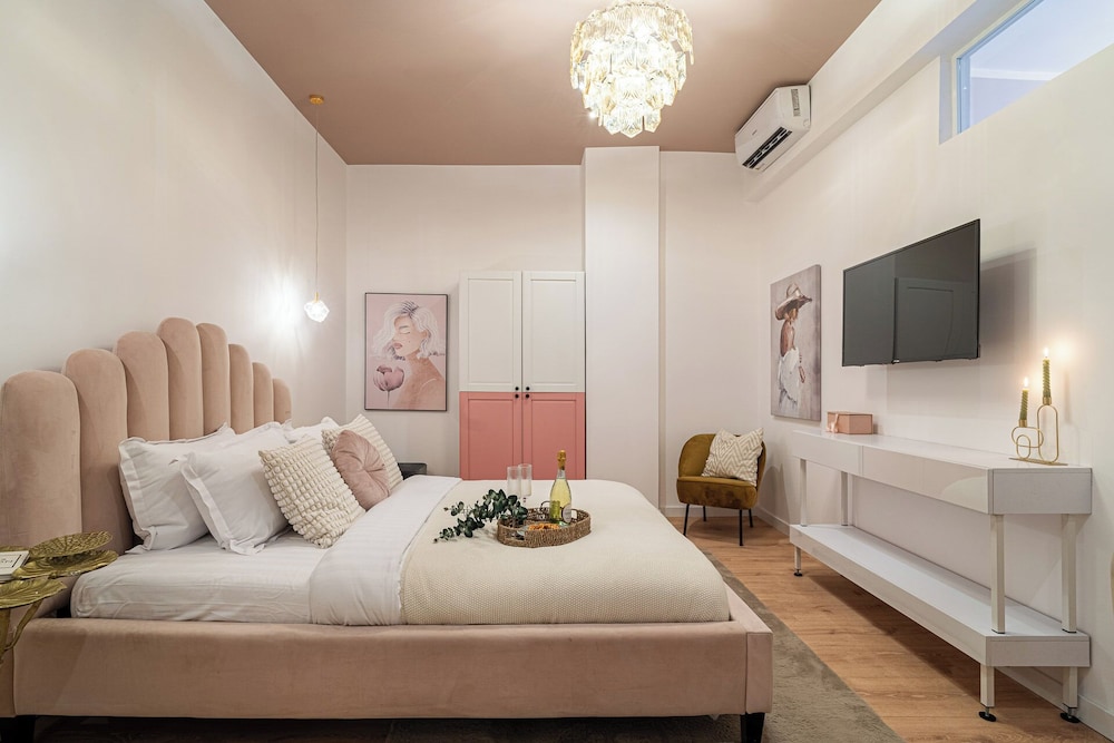 Designer 2-Bedroom Flat with Balcony & Full Amenities Steps from Piata Universitatii