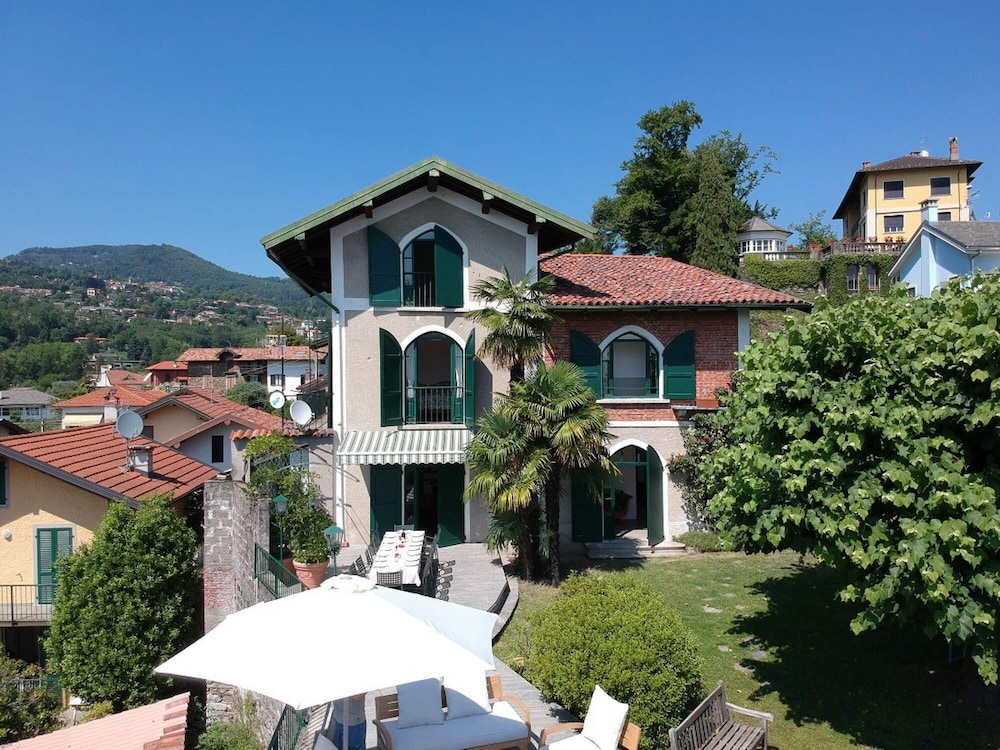 Il Motto Villa With big Garden and Lake View view 4