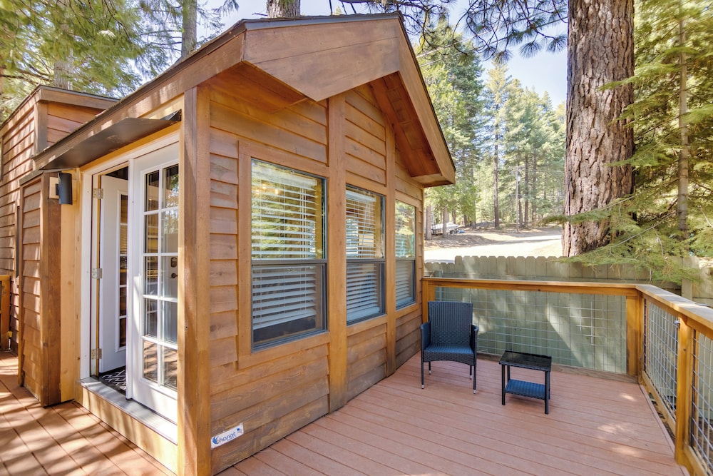 Near Lake Almanor & Golf: Cozy Cabin!