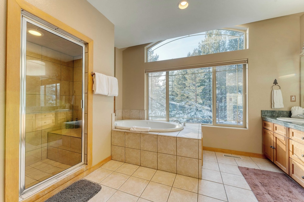 Cherry Hills Spacious Tahoe Cabin With Deck, Fireplace & Open Interiors