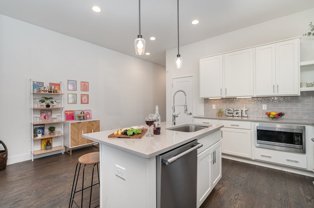Jade - Private Patio and Balcony - Near Germantown