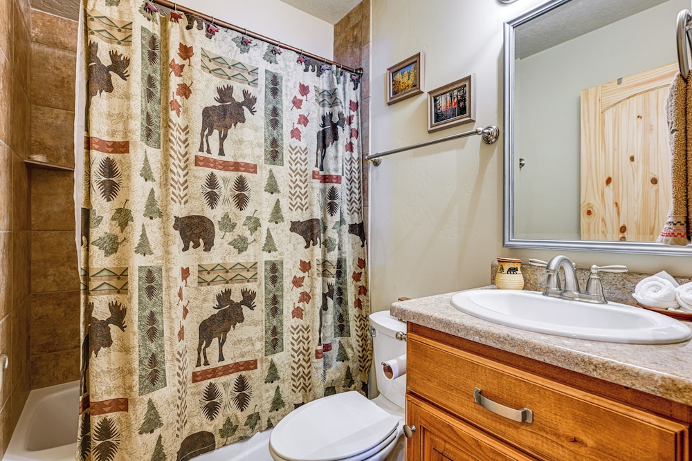 < 1 Mi to Brian Head Resort: Spacious Cabin!