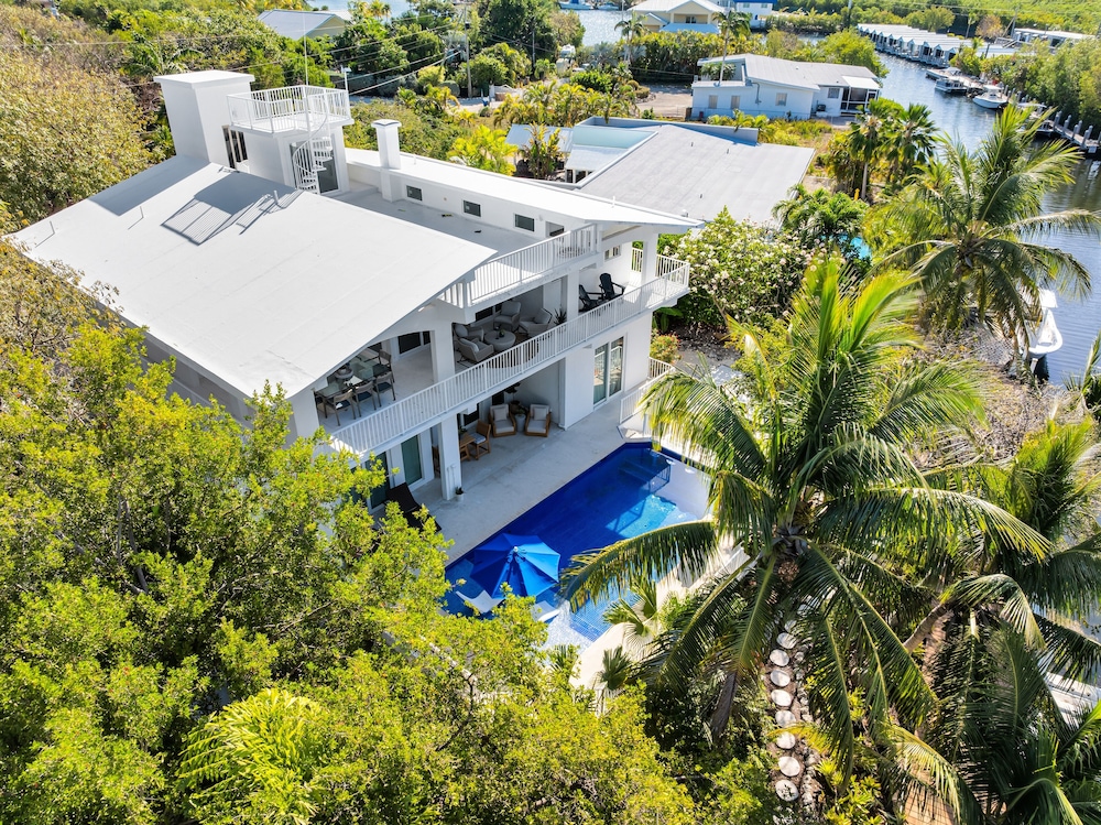 New Listing! Reel Joy Waterfront Luxe With Pool And Private Dock 4 Bedroom Home