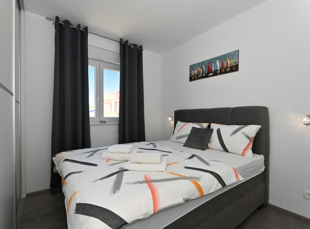 Stylish Kaštela Apartment With Modern Amenities and Free Parking