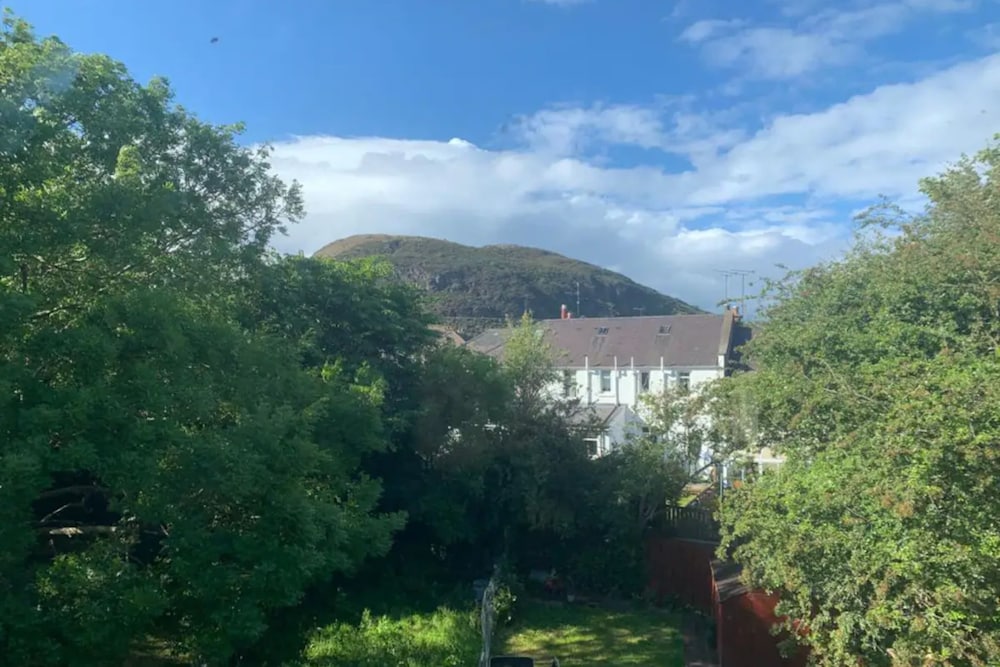 Peaceful 2 Bedroom Apartment in Prestonfield With Arthurs Seat Views view 3