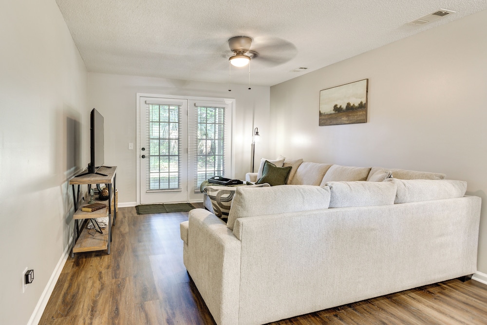 2 Mi to Fort Stewart: Modern Hinesville Haven