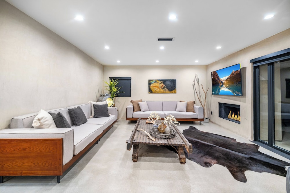 Del Campo Villa - 4BR Woodland Hills Gem With Pool and Cabana