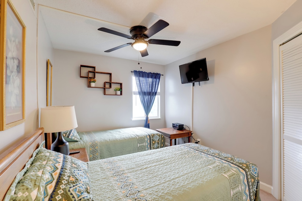 Smokies Condo 3 Mi to Nat'l Park + Hot Tub Access