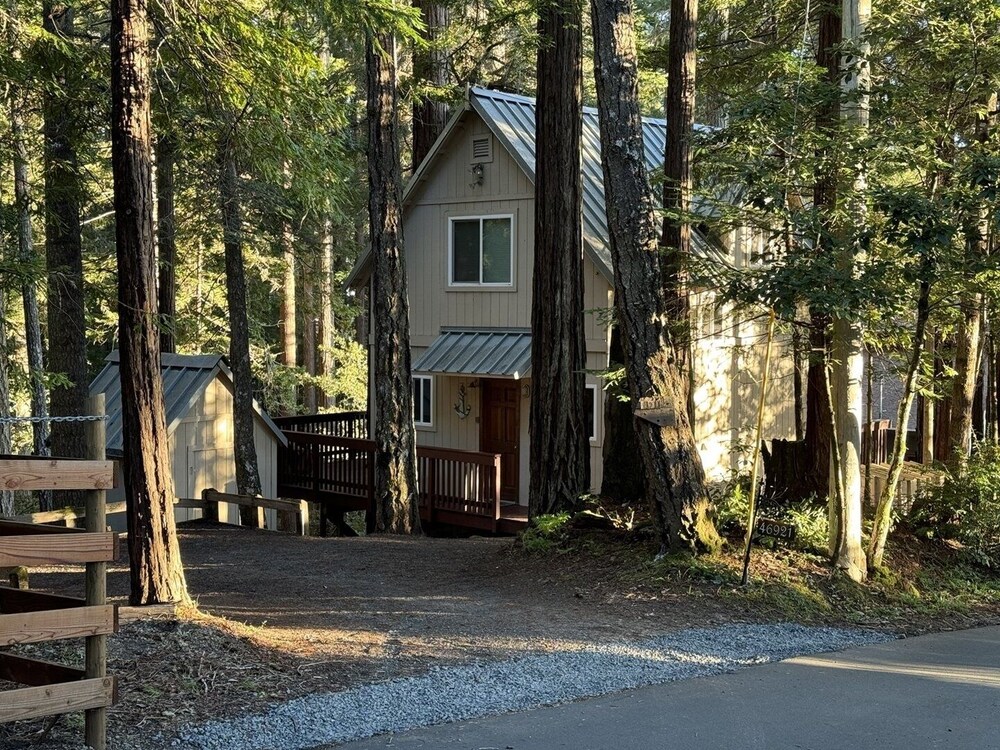 Fish Rock 2 Bedroom Home by RedAwning
