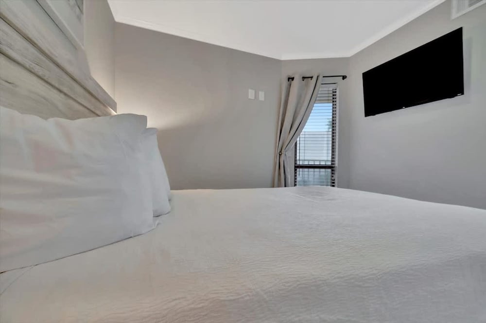Pearl Suite a Balcony Bayview Suite Htd Pool