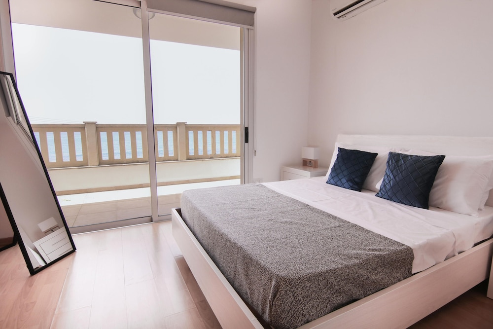 Phaedrus Living Beachfront Villa Riva