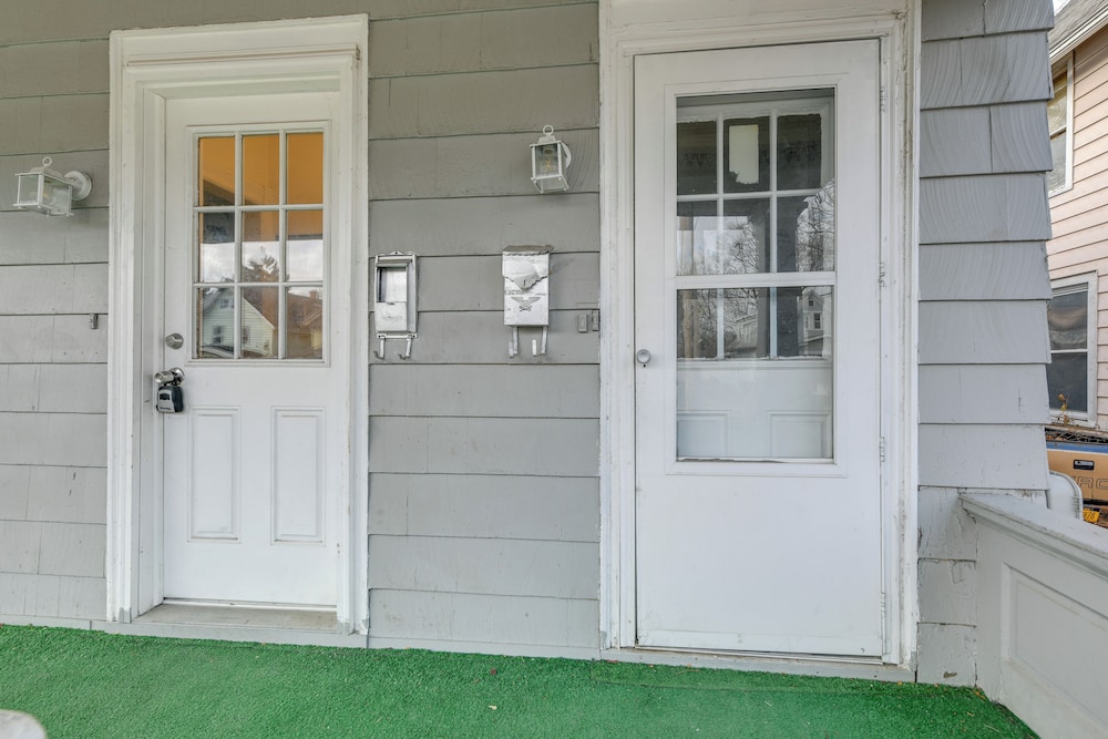 Apartment 2 Mi to Niagara Falls State Park!